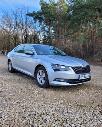 Skoda Superb cena 62500 przebieg: 155560, rok produkcji 2016 z Marki małe 172